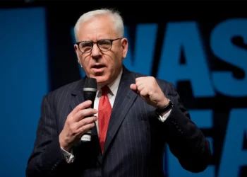 Bilionário David Rubenstein rejeita possibilidade de desaceleração econômica nos Estados Unidos e antecipa reduções nas taxas de juros promovidas pelo Fed