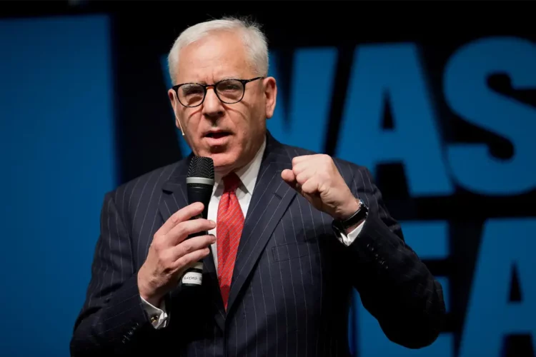 Bilionário David Rubenstein rejeita possibilidade de desaceleração econômica nos Estados Unidos e antecipa reduções nas taxas de juros promovidas pelo Fed